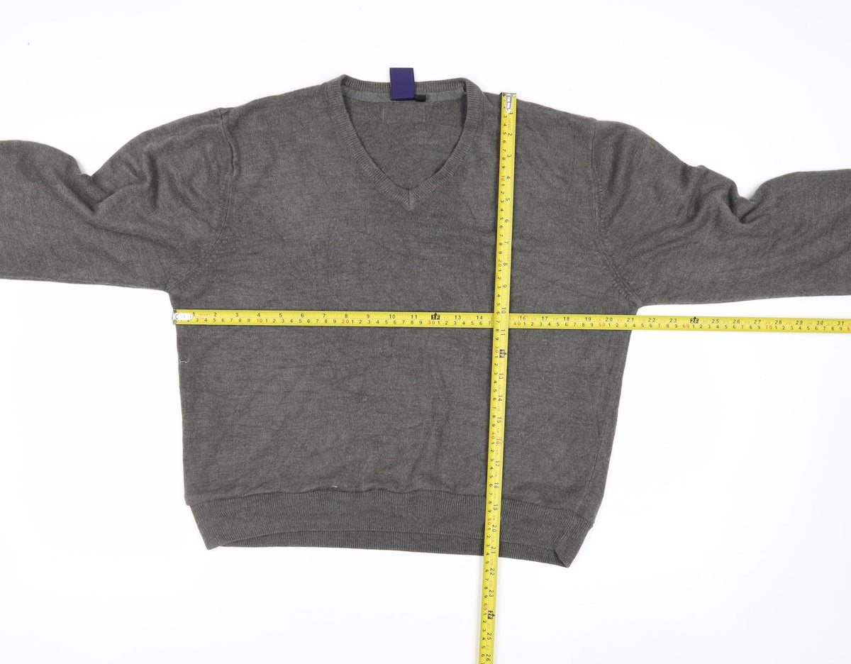 Close-up detail of Beyond Retro Men's Grey V-Neck Knit Jumper, size M, Classic Fit