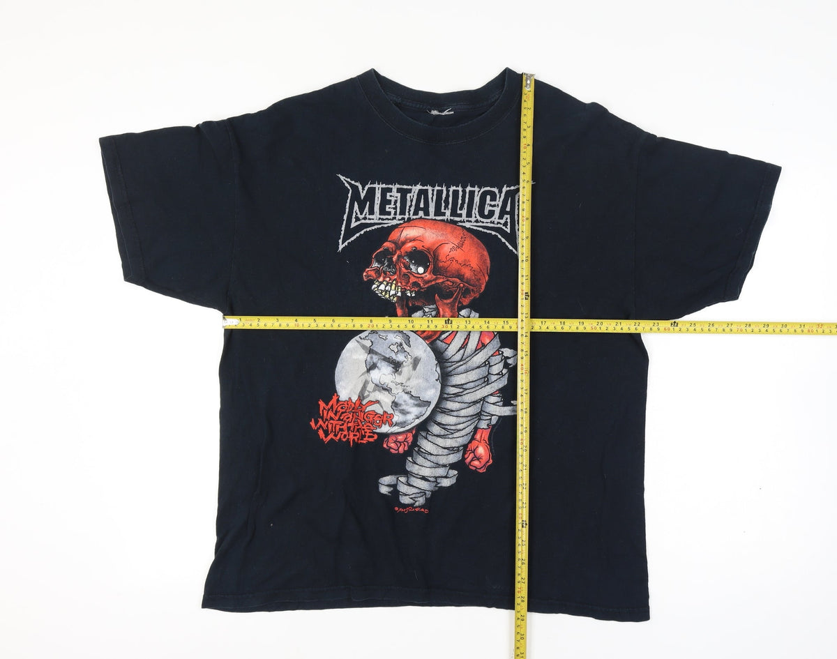 Close-up detail of Metallica Men’s XL Black 2004 Tour Skull Graphic Rock Band T-Shirt