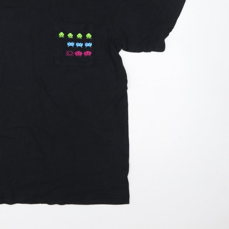 Additional view of Uniqlo Men Black M UT Taito Space Invaders Pocket Graphic T-Shirt