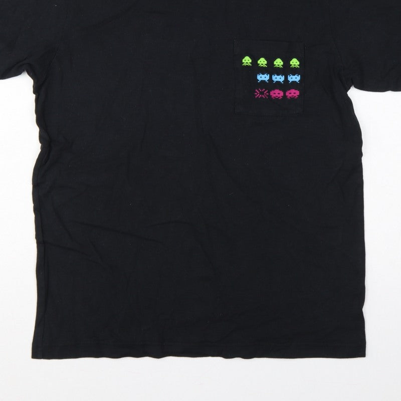 Additional view of Uniqlo Men Black M UT Taito Space Invaders Pocket Graphic T-Shirt