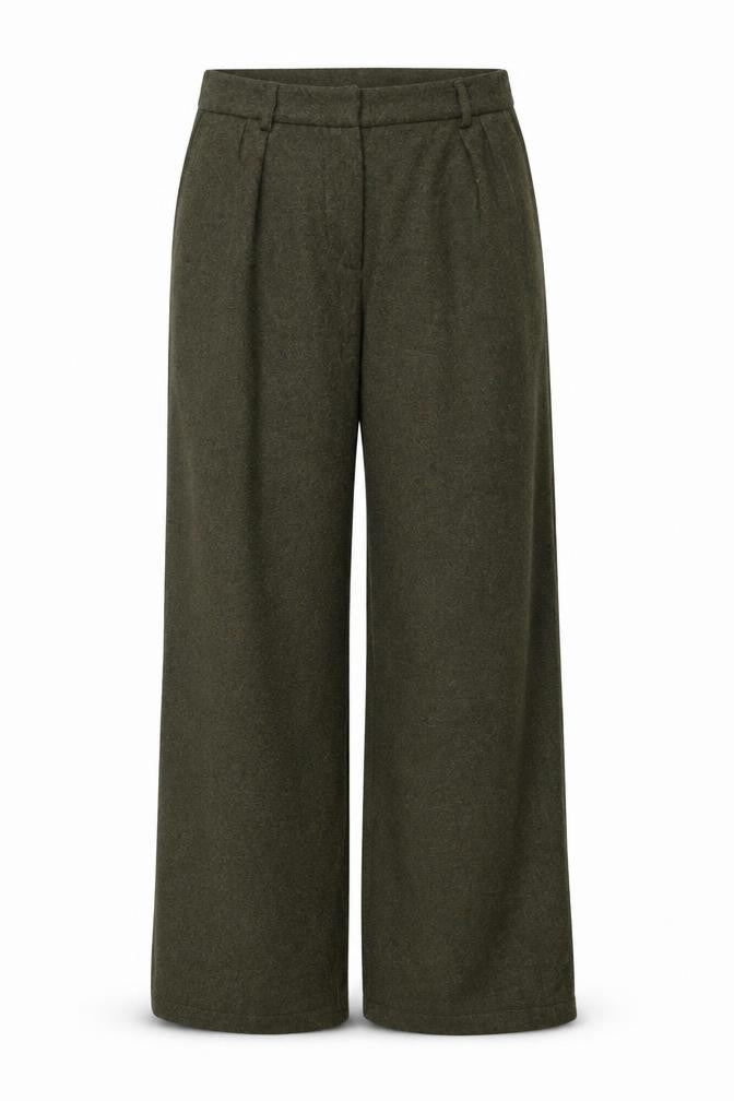Model Women’s Green M Straight Leg Polyester Viscose Trousers